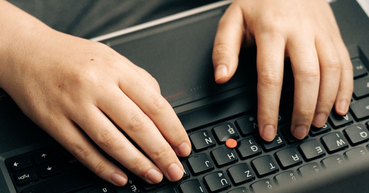 هندسة الأوامر للمصممين: كيف تكتب prompt يعطيك نتيجة مثالية