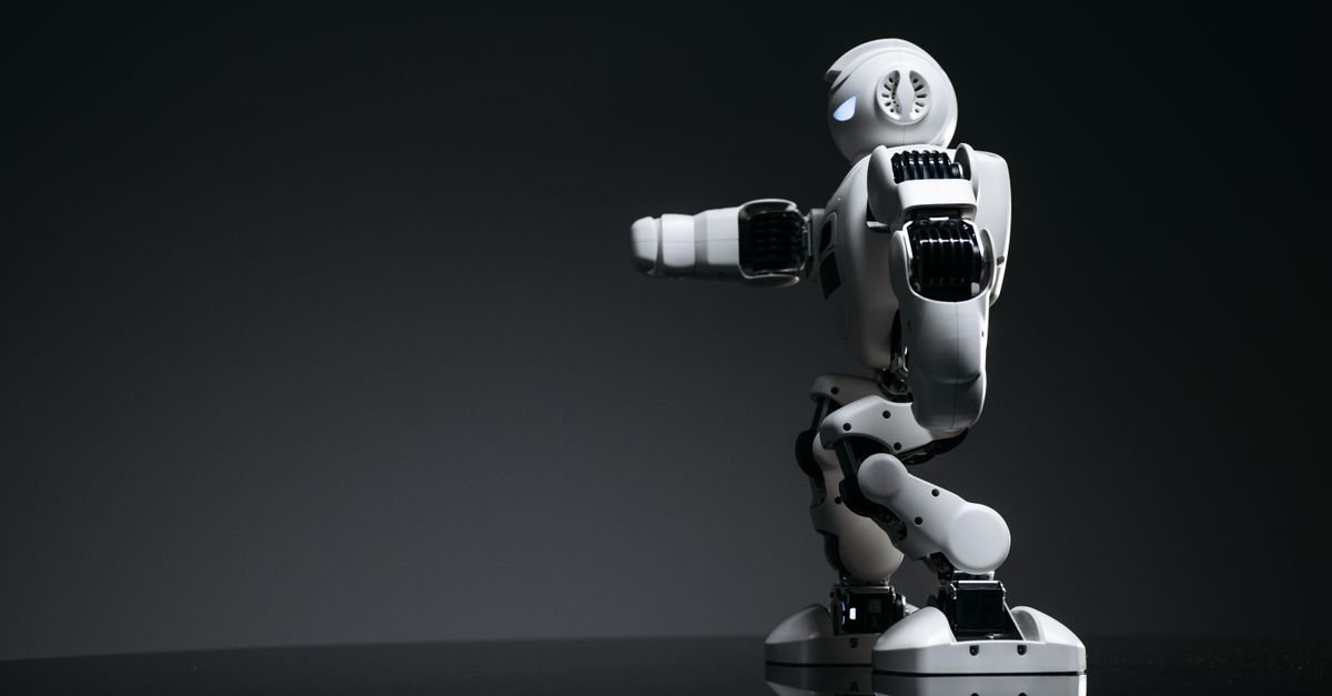 سيلزفورس تشعل معركة ذكاء العمل بسلاك بوت AI
